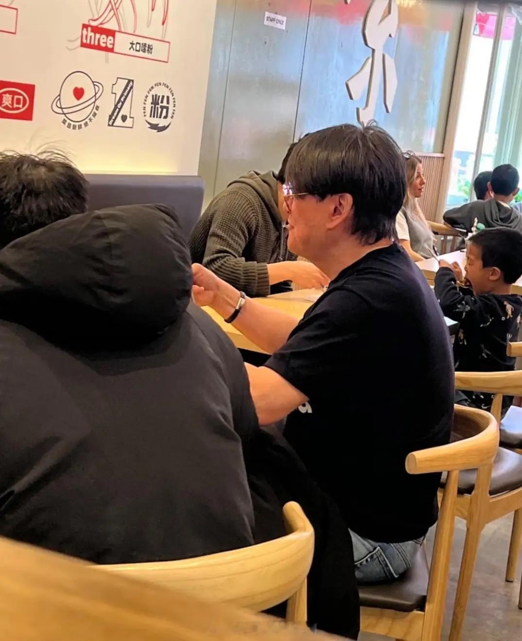 周华健和老婆康粹兰在英国伦敦一家华人餐馆吃粉，他胖了好多，变化有点大，他看起来状