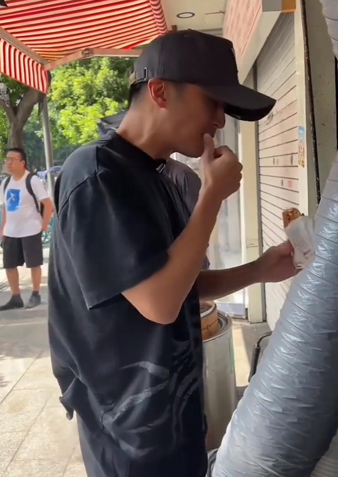 谢霆锋打卡的面馆，是成都一家开在老巷里11年的老街店。目前，即便不是饭点，随