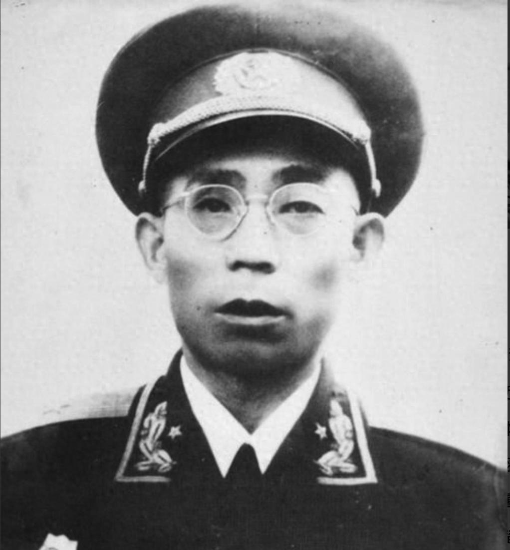 1932年，因偷吃猪下水，他被李文清打坏腰，30余年后李文清落难，他却拒绝诬蔑。