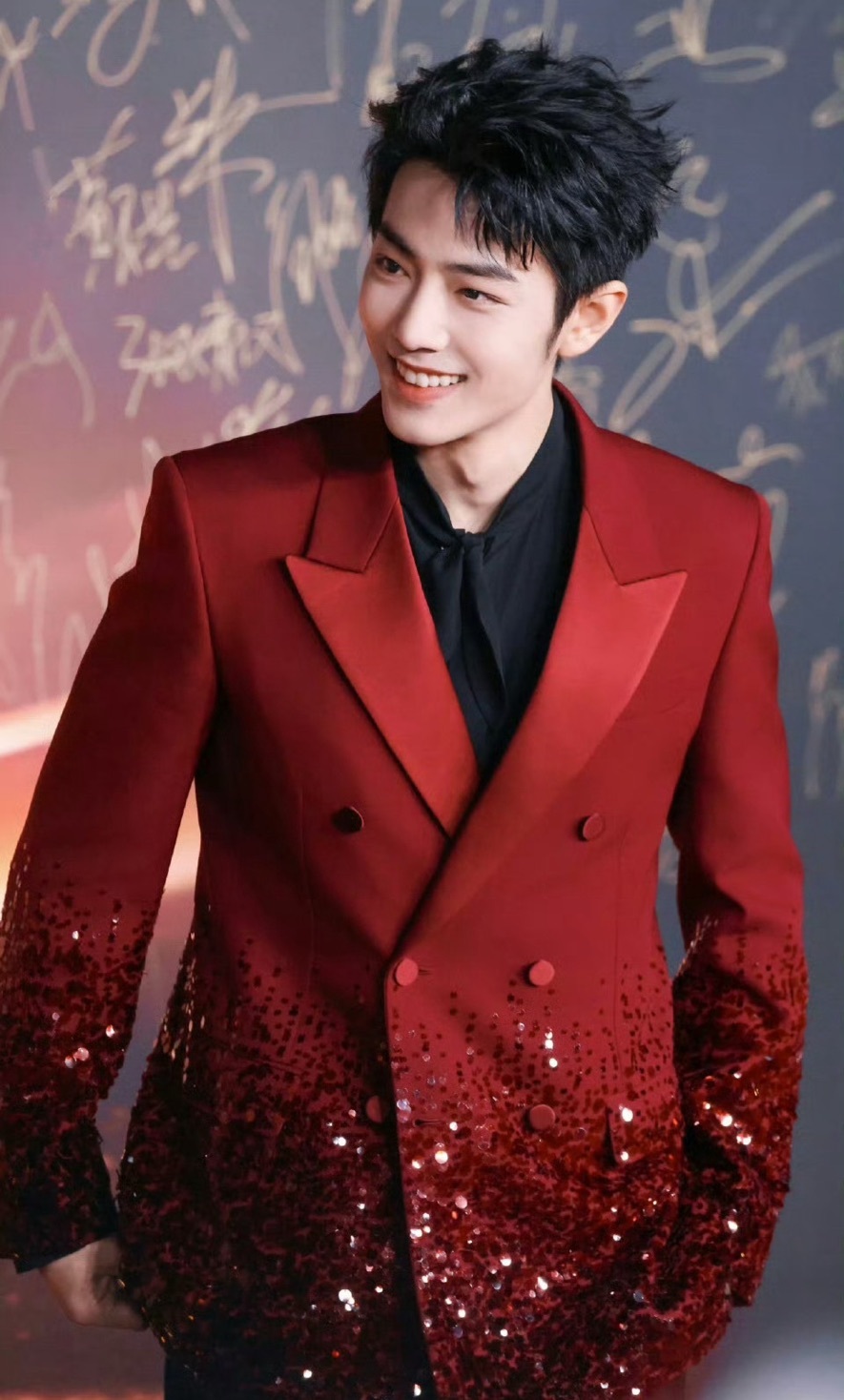 内娱男星穿红衣家人们谁还没被内娱男星的红衣造型吸引啊！肖战穿红衣简直帅出了新高