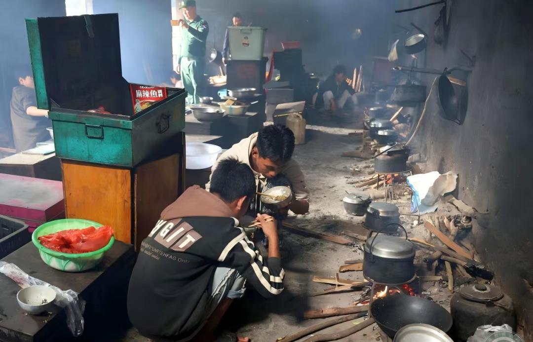 缅北果敢地区的有些学校，条件艰苦的超乎想象！兴旺区兴华乡的新平学校，住校生很多，