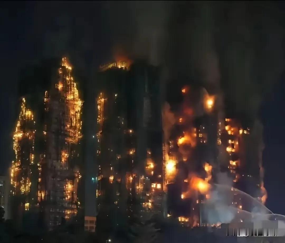 给香港的同学打电话，她带着哭腔说“现在所有人都在盼一场瓢泼大雨”，这话听得我心都