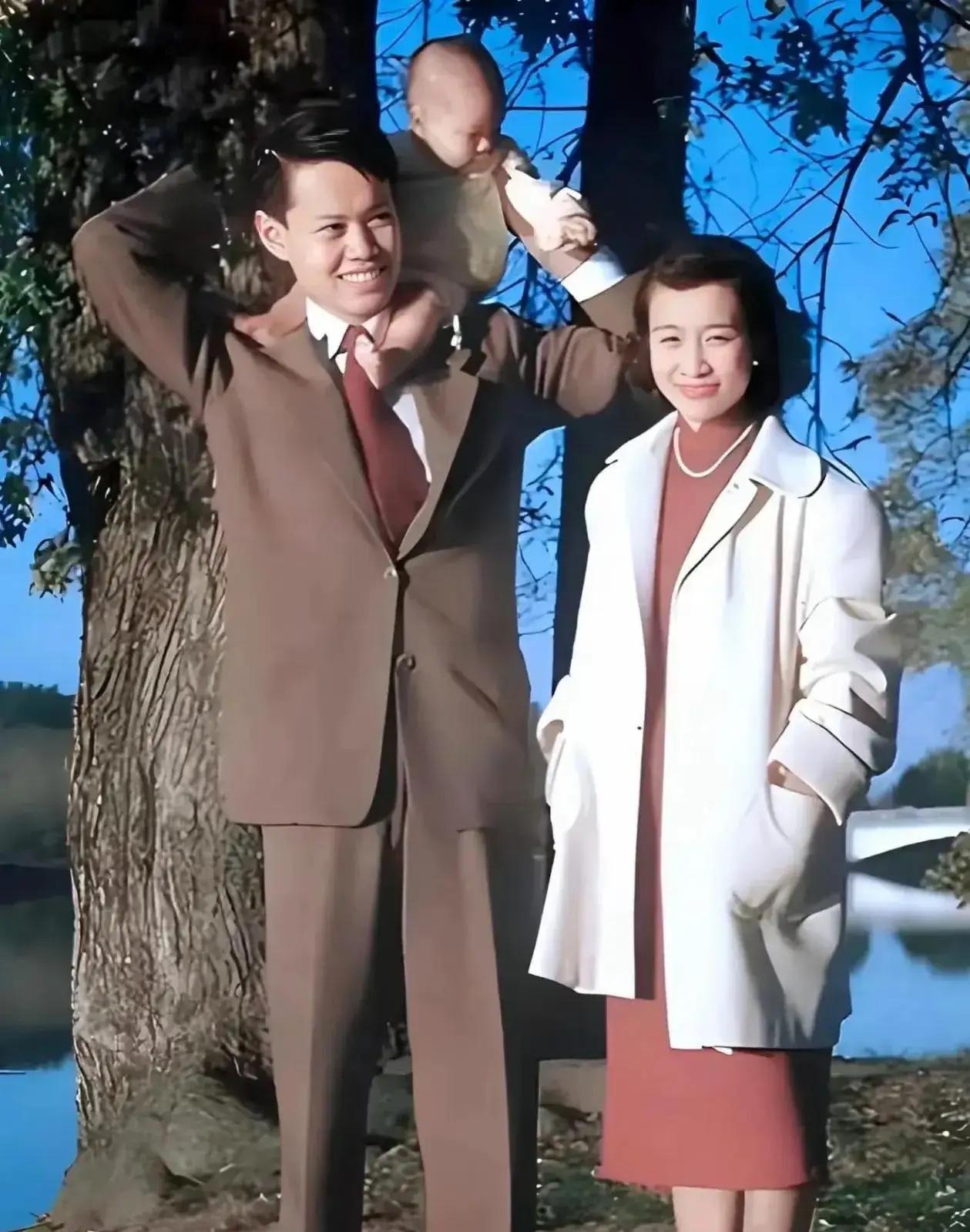 这是杨振宁和妻儿的真实样貌，这可不是演员扮演的，画面唯美，妻子杜致礼精致优雅，儿