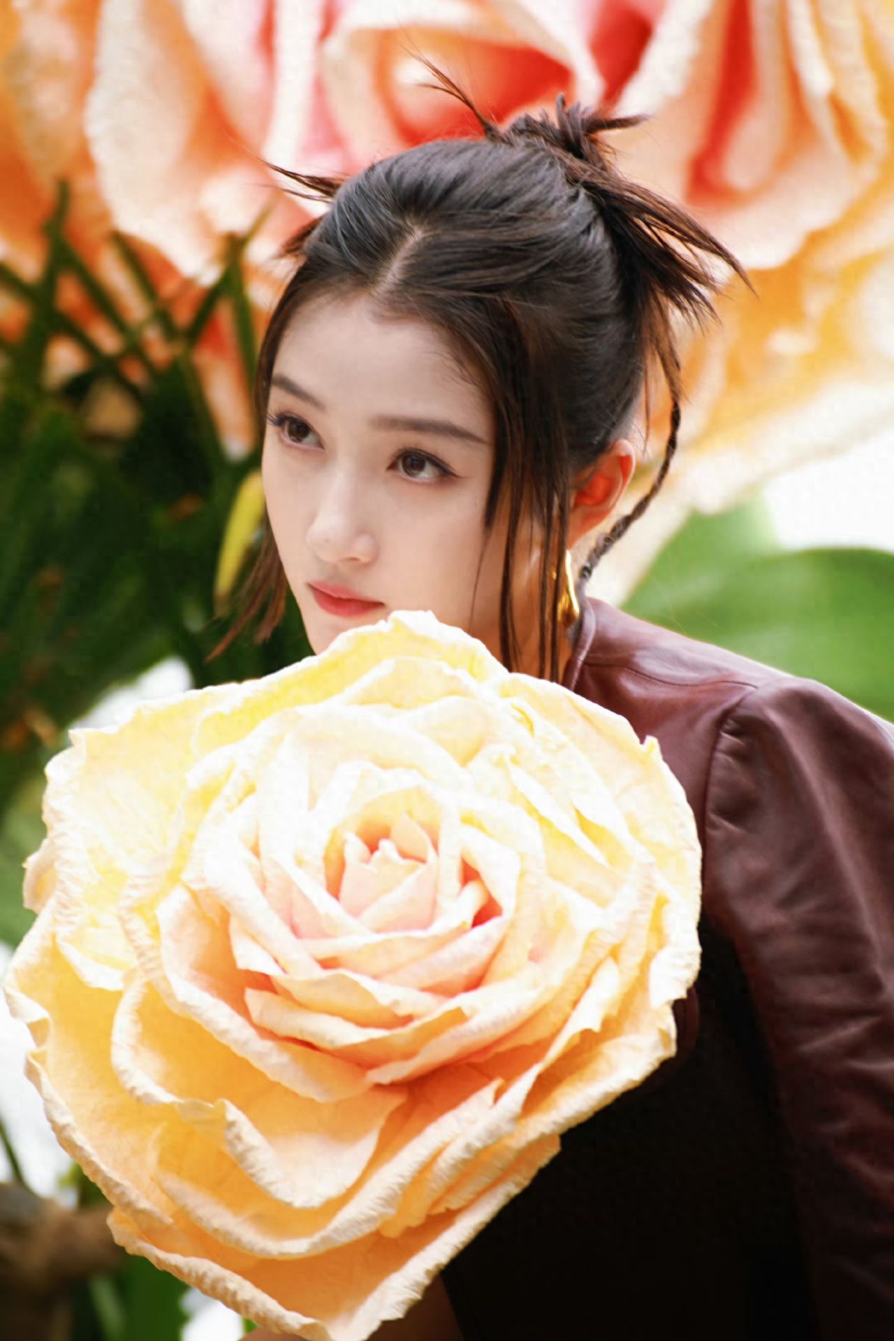 关晓彤花卉少女造型：国民闺女、娇美秀丽！