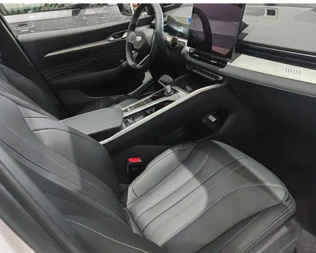 选择帝豪一切都是那么圆满最让我满意的是新款帝豪的前脸，看着比老款精神多了，其次