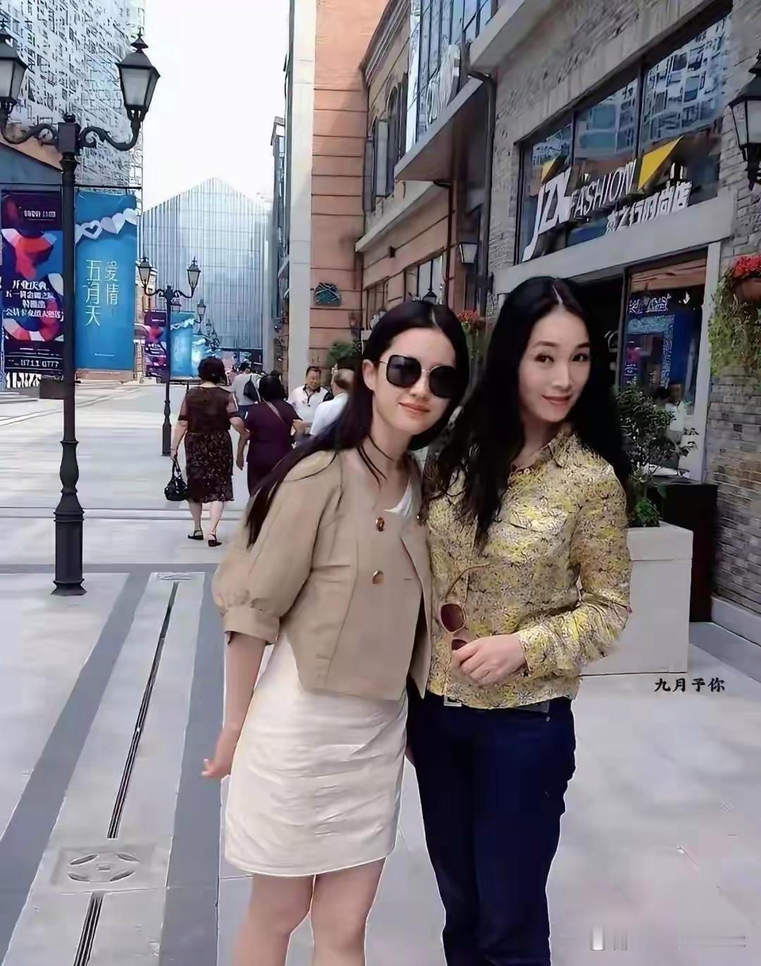 刘亦菲和她小姨的合影，小姨颜值碾压全场啊，有人说她妈更美，这是遗传啊，羡慕不来的​