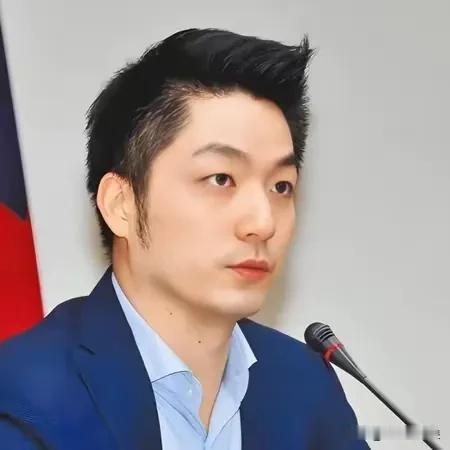 蒋万安本来想稳住深蓝，结果上完节目，深蓝更堵心了。他先上郭正亮，再上唐湘龙。