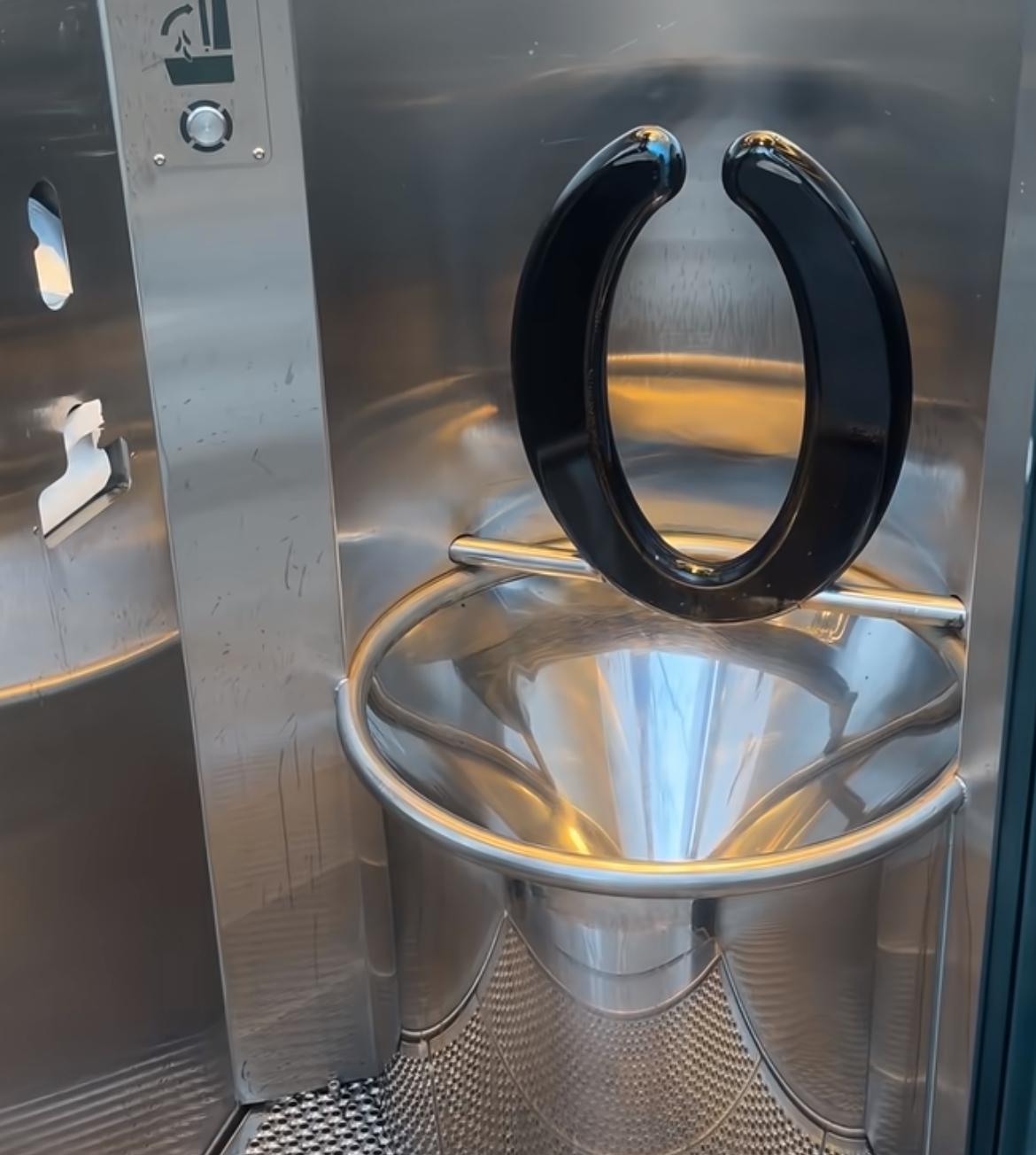 芬兰的马桶也太奇怪了吧，到底该怎么坐下去？