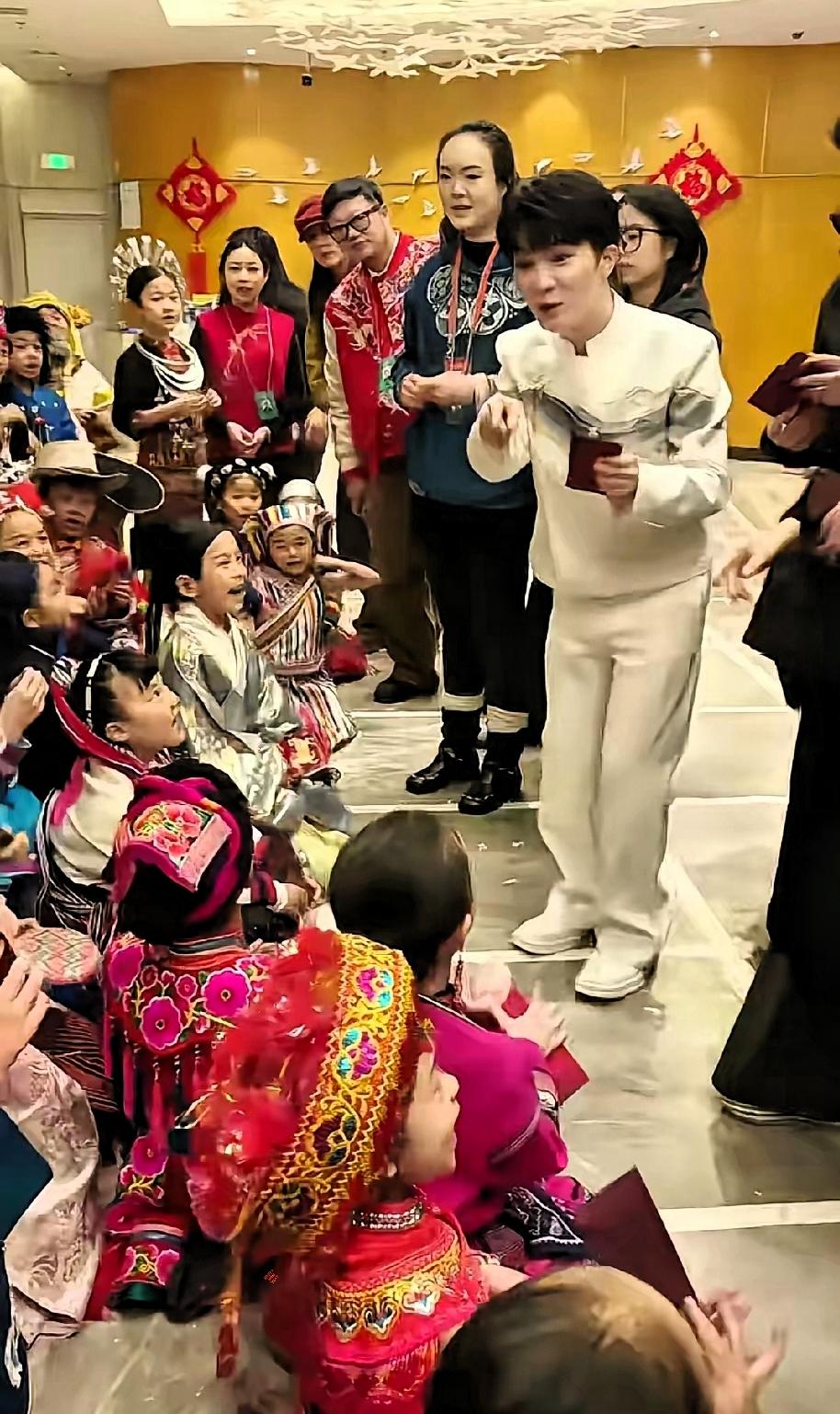 怪不得周深这么成功，能上春晚，他做事真细致，连给56个小朋友准备红包这种事，都能