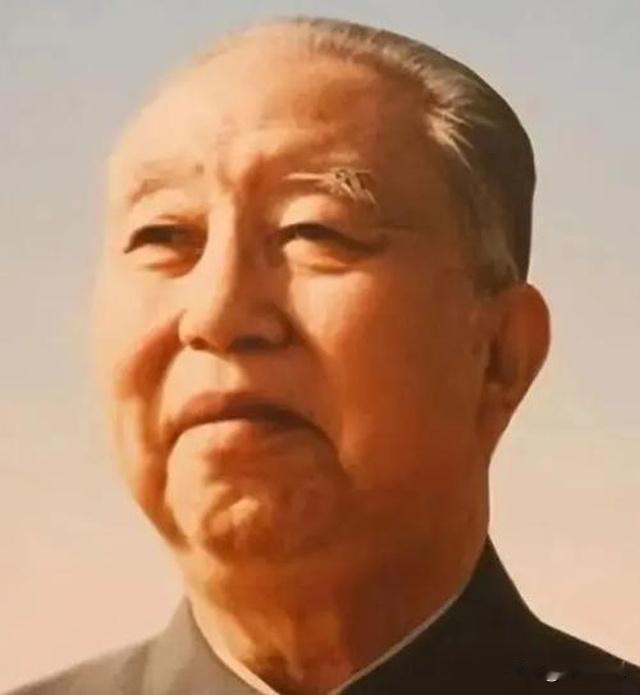 1976年惊险一幕！华国锋调不动首都卫戍部队，司令硬刚：只听一人命令197