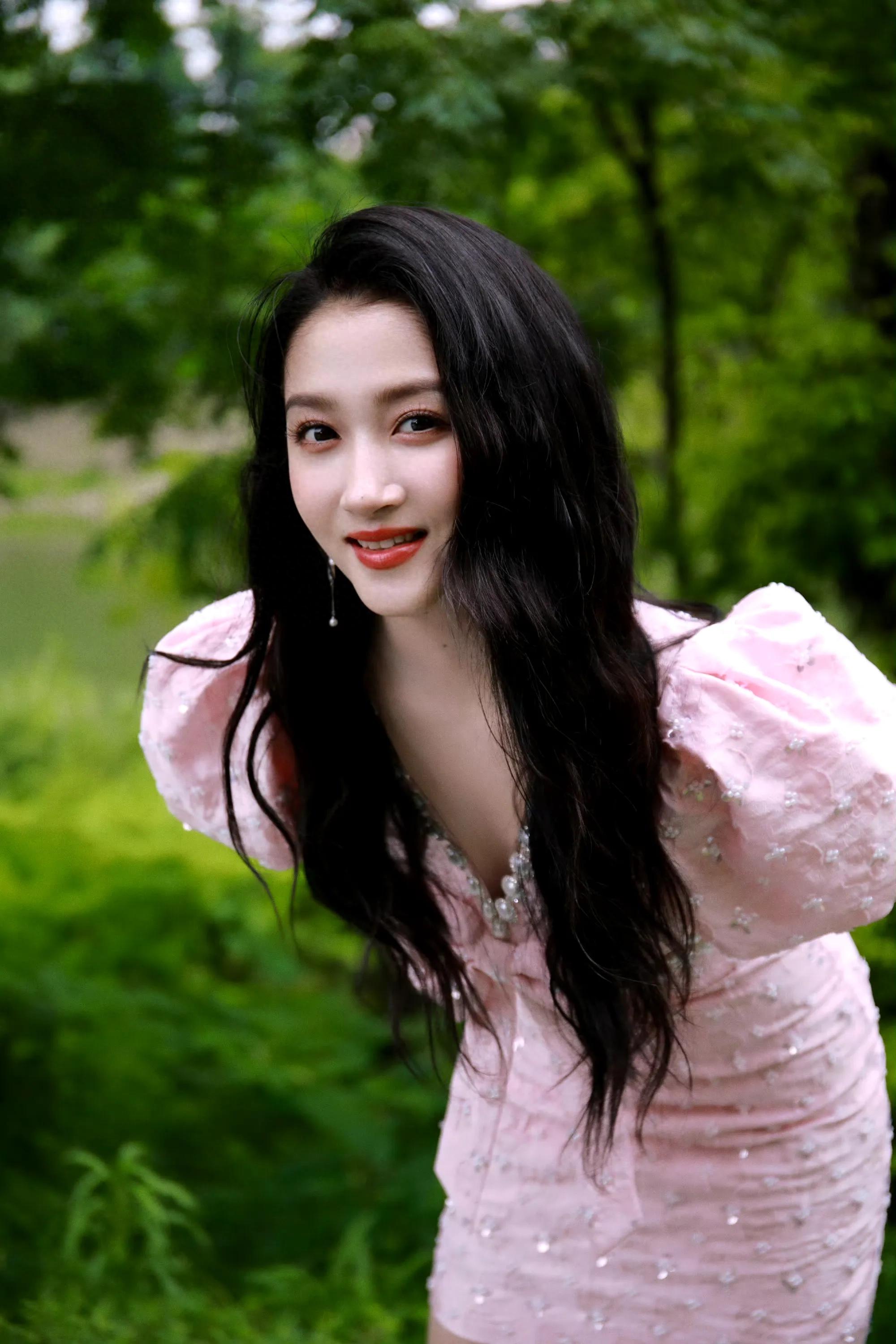 关晓彤粉色钉珠露腰裙造型：精致绝美！