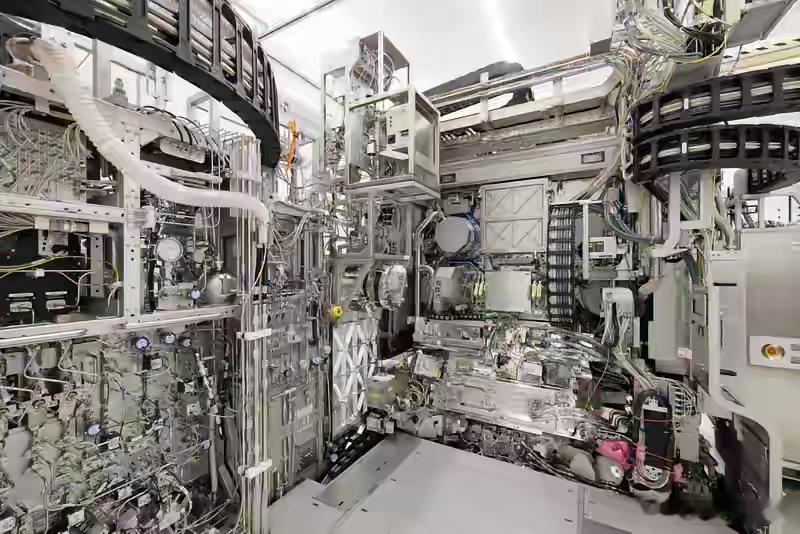 芯片国家队再传重磅消息，国产28nm浸润式光刻机正式进入工艺测试，这不是简单的设