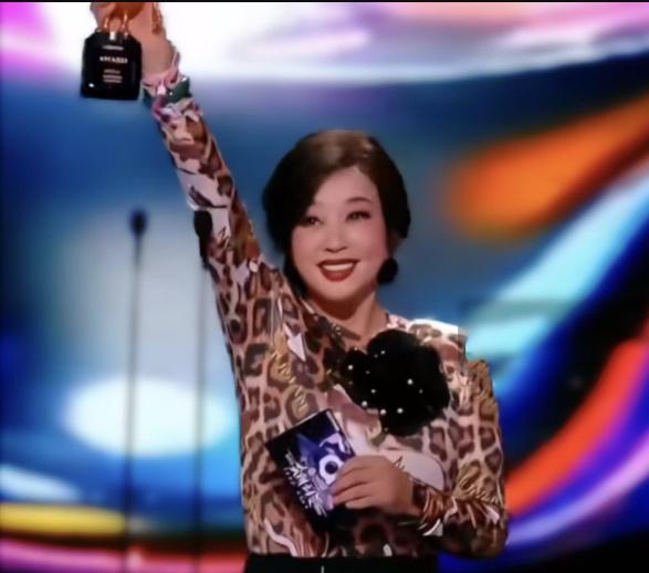 🔥75岁刘晓庆红毯杀疯了！蹦跳甩手上演逆龄暴击，全家围屏看呆：这哪是古稀？