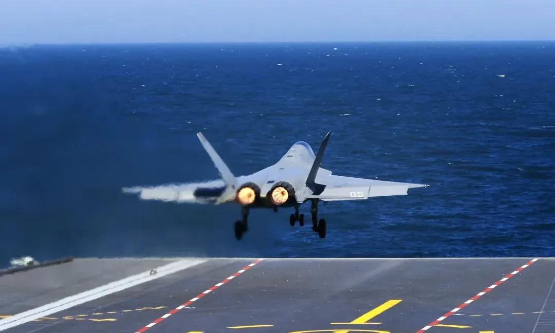 美媒唉叹：福特号至今没能使用电磁弹将F-35C送上天空，而中国海军发布的照片和