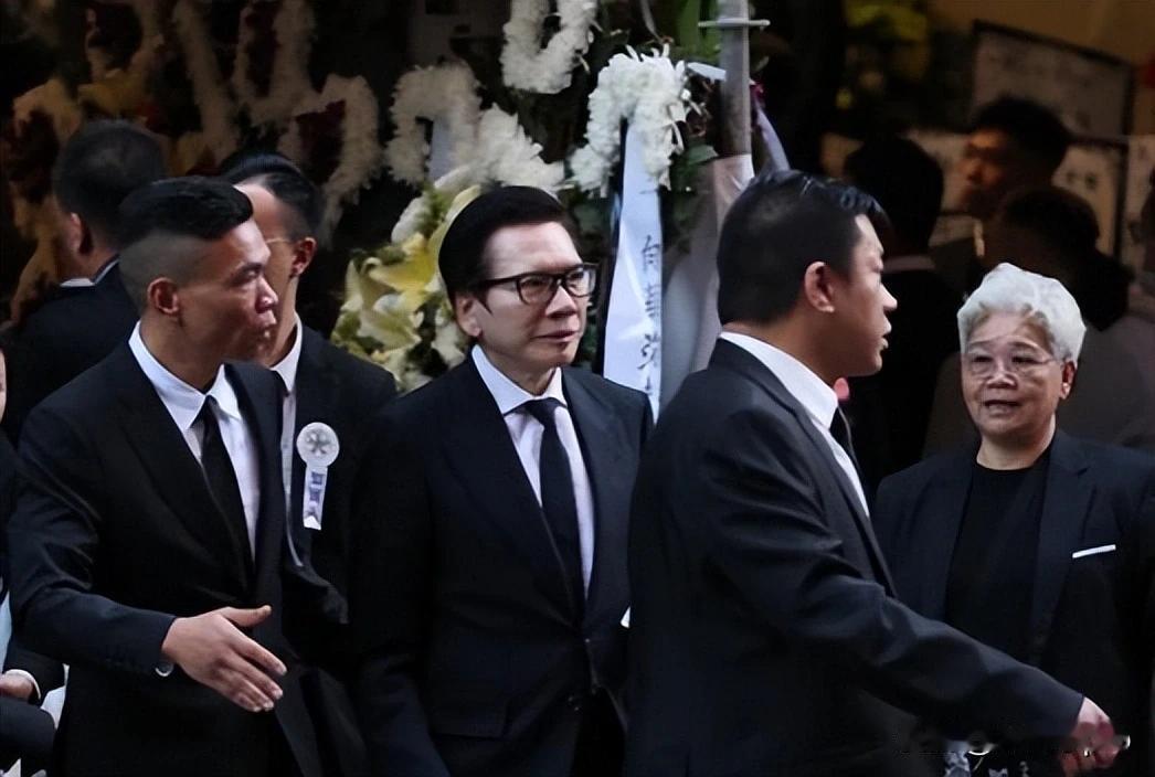 有人说这是一场“黑白两道心照不宣”的仪式，现场气氛既庄重又微妙。警方出动了上百警