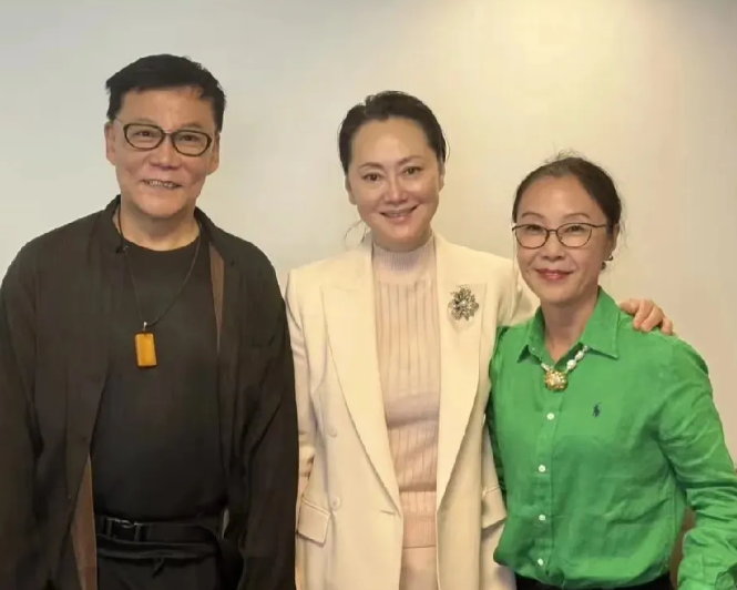 大宋佳真的很避嫌，就算跟李国庆的关系好，合影的时候站在李国庆的身边，手也是不触碰