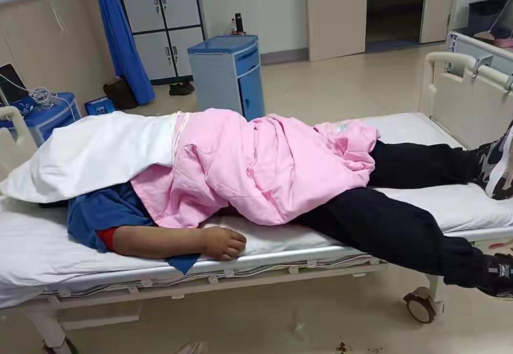 太吓人了！陕西榆林，41岁男子感冒，有些咳嗽，想着去住院，很快病就能好。入院检查