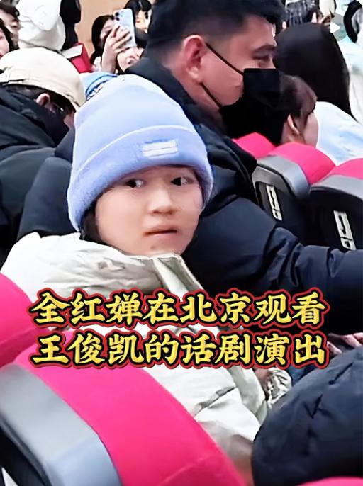 看了婵宝在王俊凯话剧现场的样子，她好像变了一个人。仔细看看她的眼神：那双