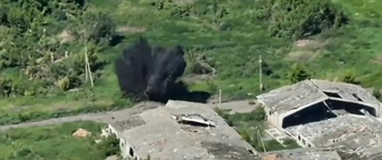 乌克兰空军战机向俄军据点投掷美制GBU-39/B小直径炸弹（SDB），但是两枚全