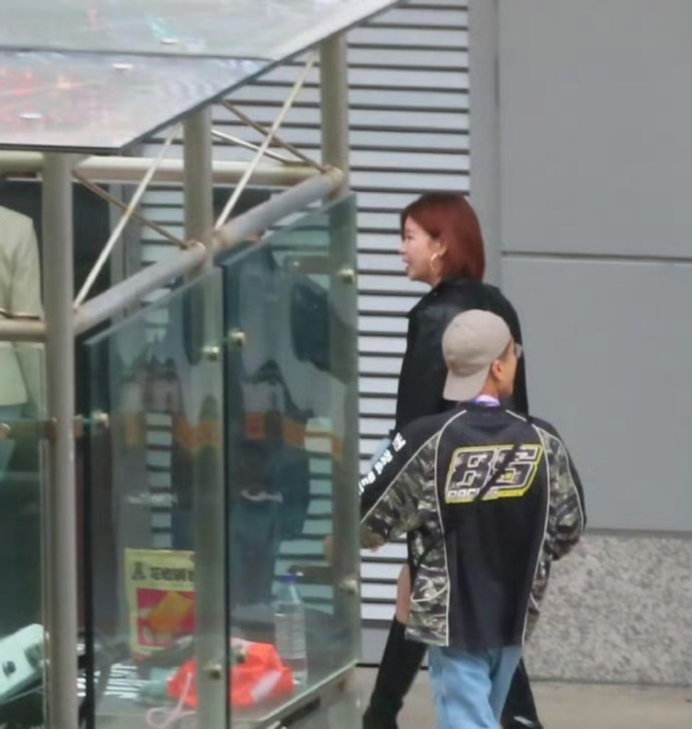 我不行了，刘冲也去看王一博赛车了，还穿了王一博联名85号赛车服刘冲穿上了王一博联