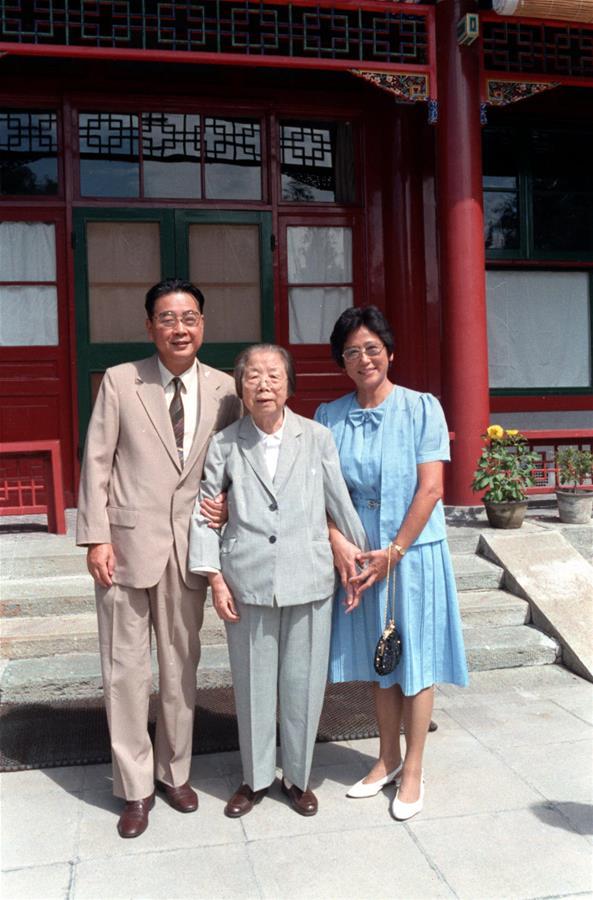 1992年7月的北京，暑气未消，却在一间静谧的病房里凝结成了永恒的离别。7