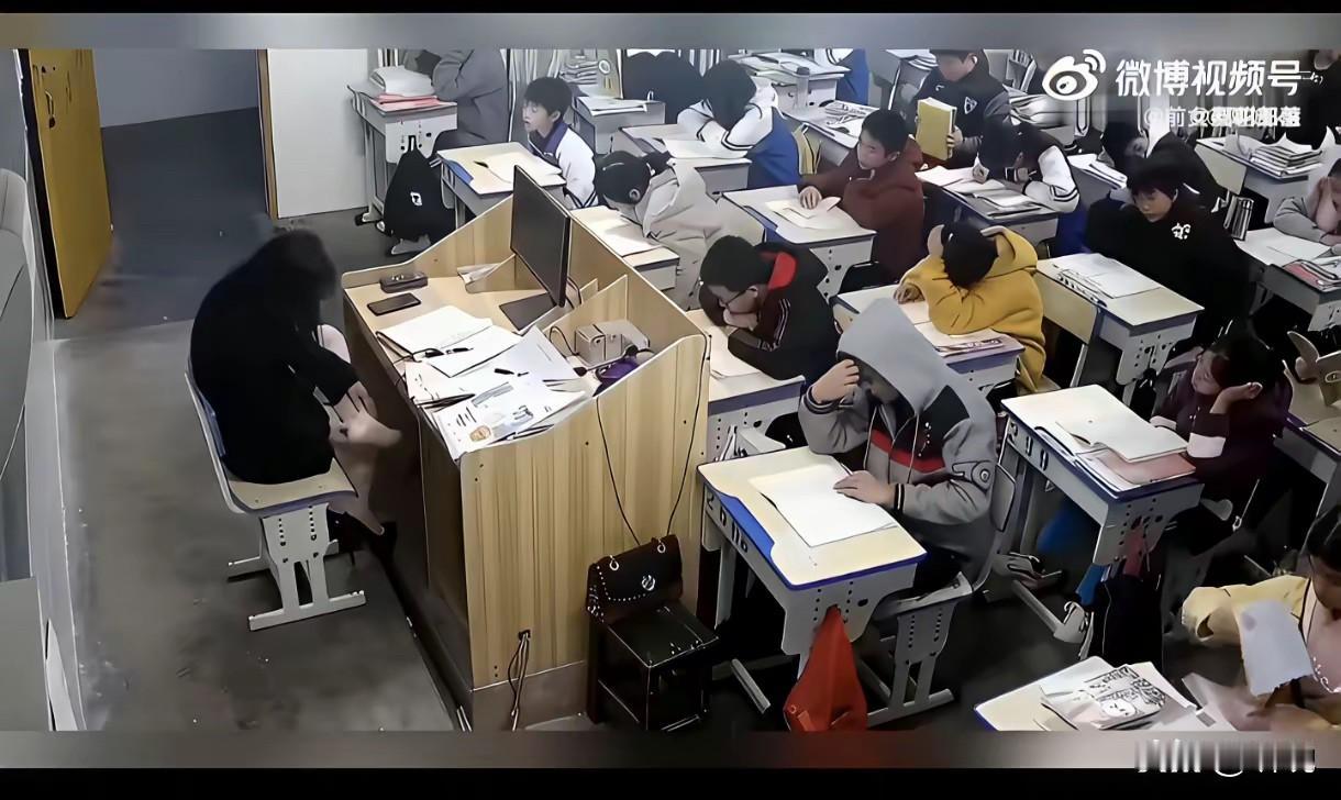 晚自习，老师都忍不住要做小动作，别说学生了