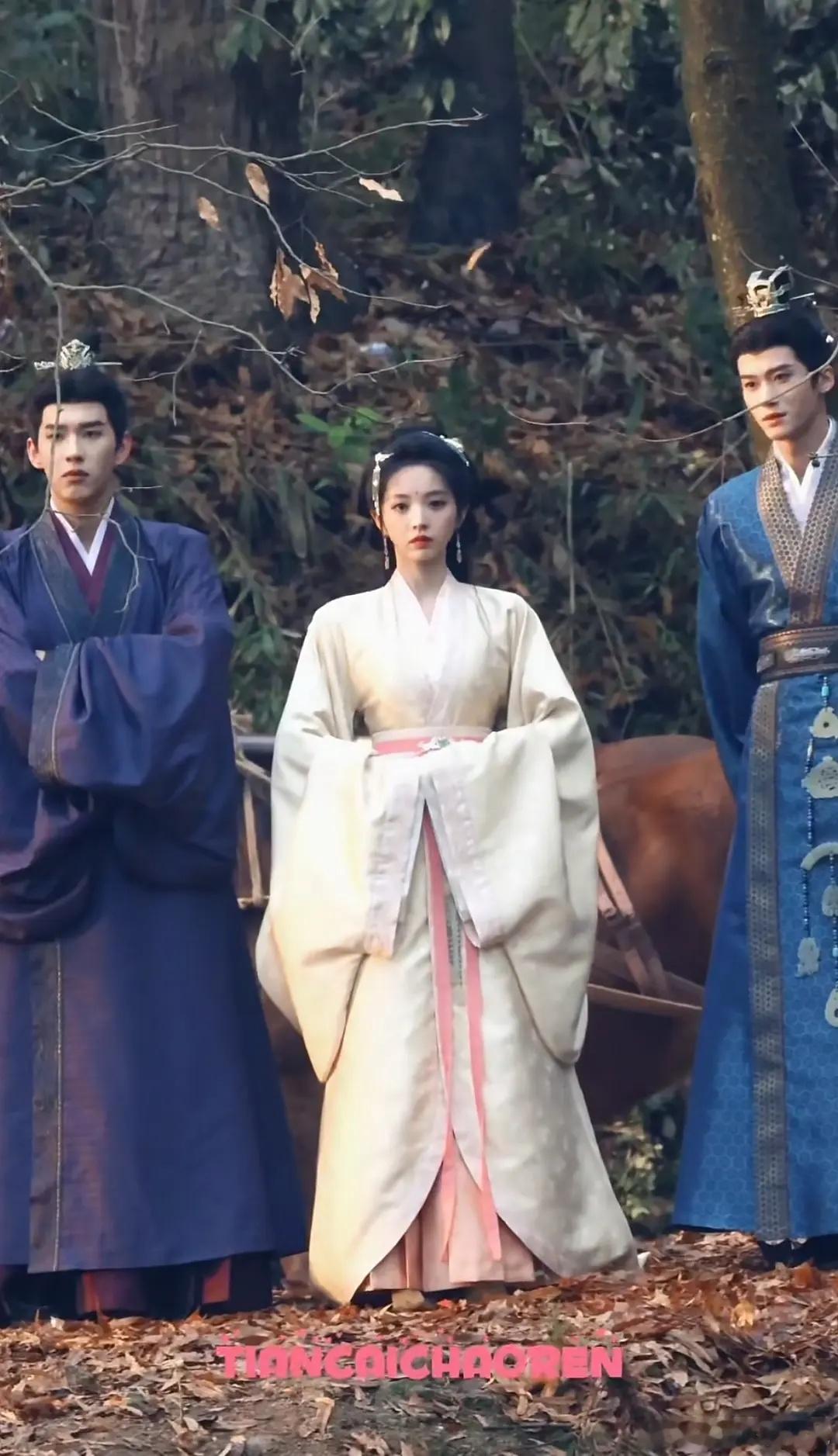 嫁金钗今天的妆造蛮素雅，刘小北远看有点像云来