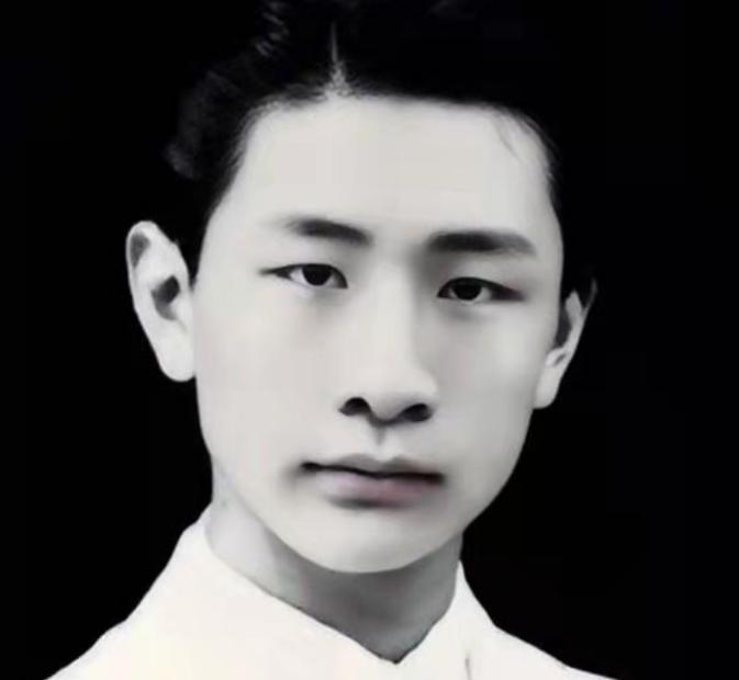 1940年，熟睡中的冯运修，突然感觉不对劲，好像是日军包围他家了。他从枕头下摸出