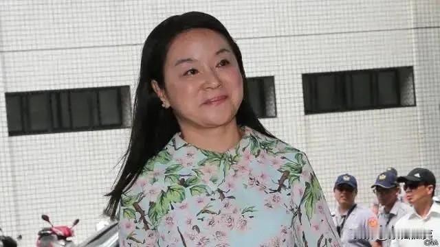 王世坚呛“等着被火车撞”，周玉蔻火大要求道歉：党中央应表态这事说白了就是民进