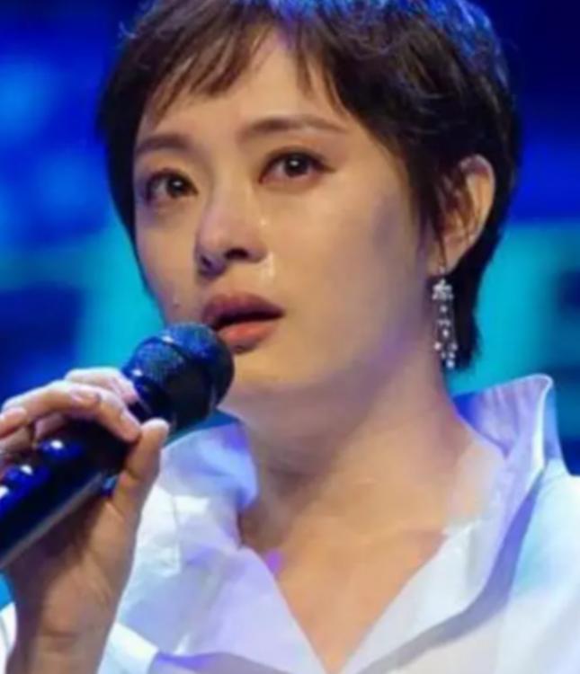 “每月就给我500块，资助不起装什么孙子！”2006年，贫困大学生向海清向媒体怒