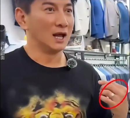 吴奇隆刘诗诗被传那么久的离婚，却因为一个戒指而打破了！原来近期吴奇隆在上海录