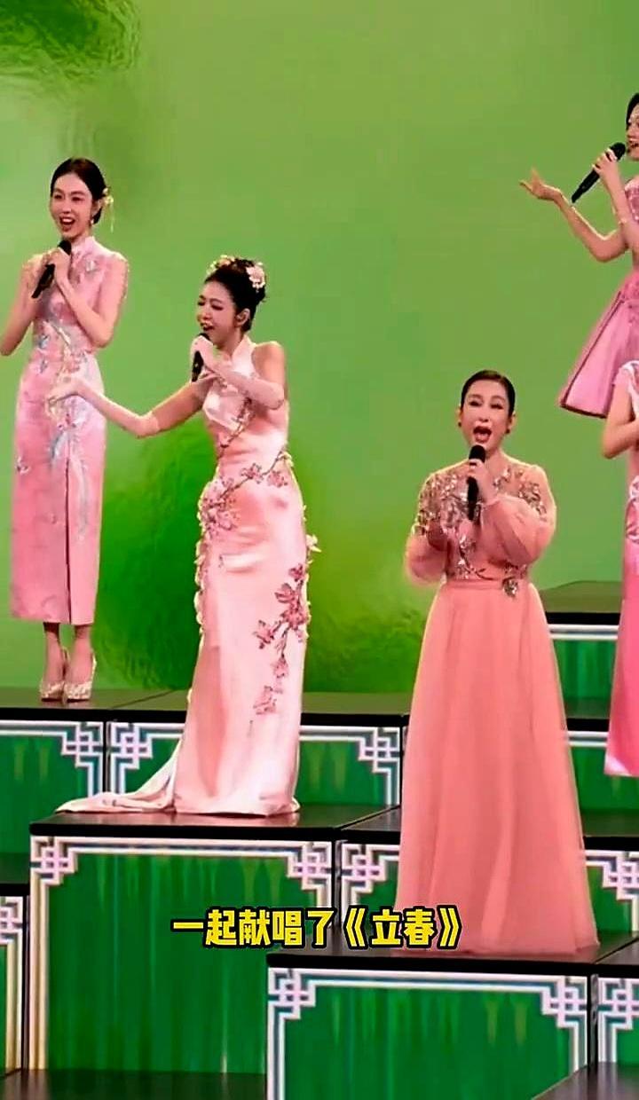 你敢信？2014年春晚艳压周慧敏的秦海璐，今年蹲央视门口啃包子！当年她穿高