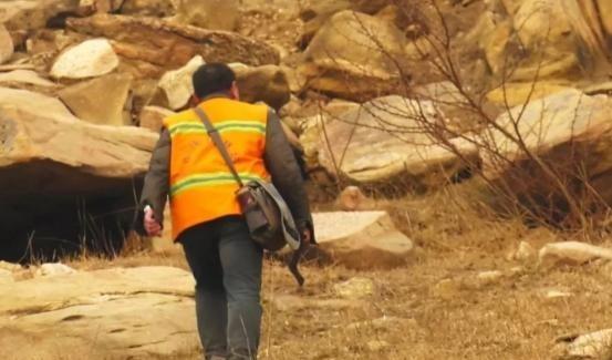 1986年，一个护林员因为肚子疼，只能在深山里就地解决。一番痛快之后，他正打算找