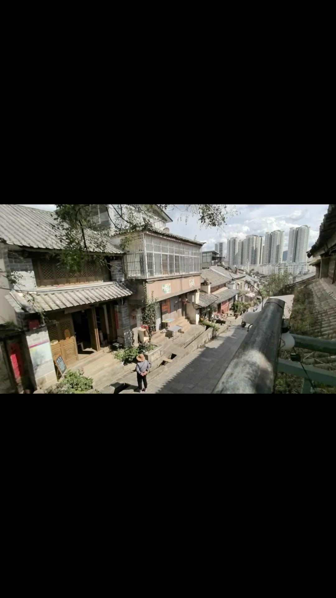 🏡龙尾关的老院子，就静静待在大理城市边上，既有市井烟火气，又有老房子的韵味。走