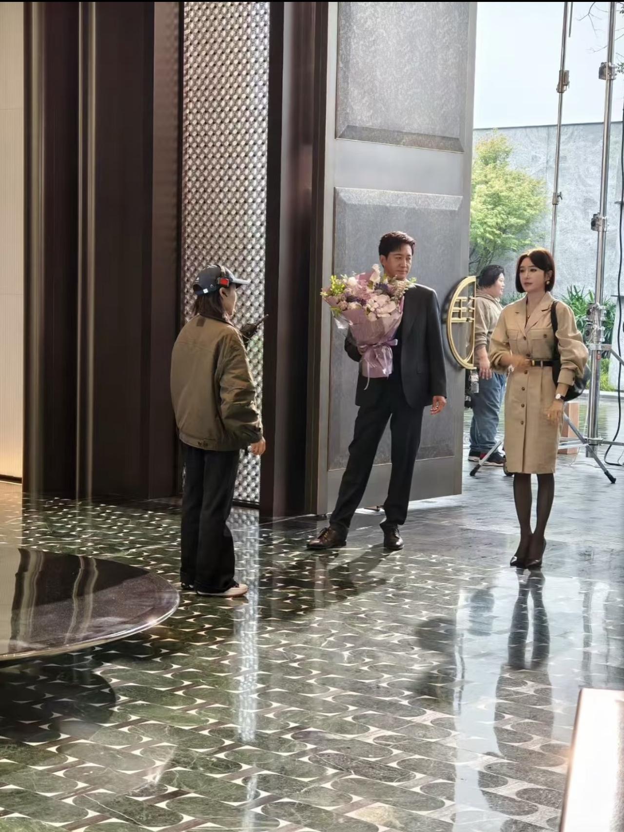 11月6日，有位网友在宁波偶遇秦岚，她和一名男演员在拍戏时的画面。这名男演员