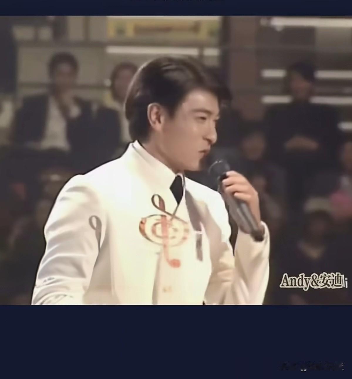 巅峰时期的刘德华，真是貌比潘安。旁边的女神明星们的眼神都看直了，妥妥的犯了花痴