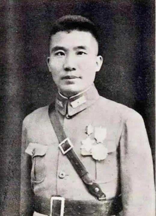 1935年，王耀武听说手下抓住了一个红军师长，高高兴兴地赶过去打算审问，可等他看
