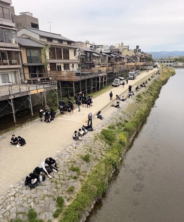 日本老龄化太严重了，满大街都是老人。三个日本人就有一个65岁以上，养老院招不到护