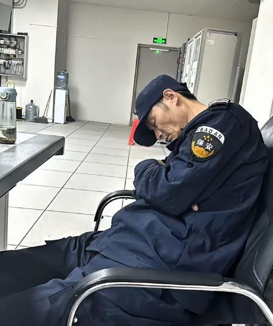 “毫无人性！连正常生理需求都不放过！”2022年，广东清远，60岁大爷做保安三年