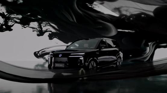 腾势N8L正式上市了，新车推出两个版本，售价29.98-32.98万元。这台车定