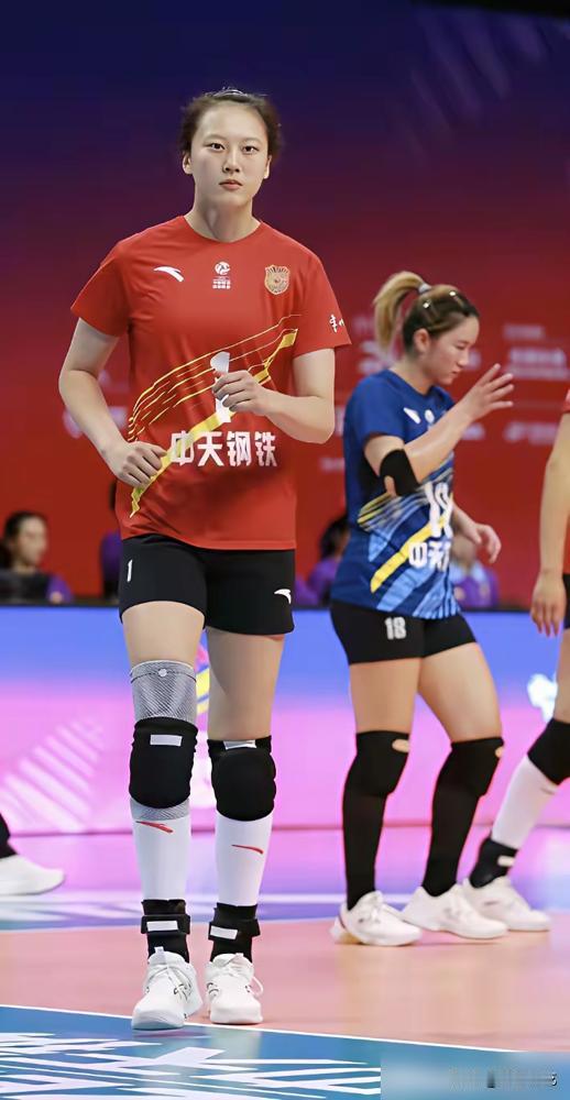 笑不活了，这哪是江苏女排？这是上海女排的人形发球机+自由人陪练吧？唐欣那暴露
