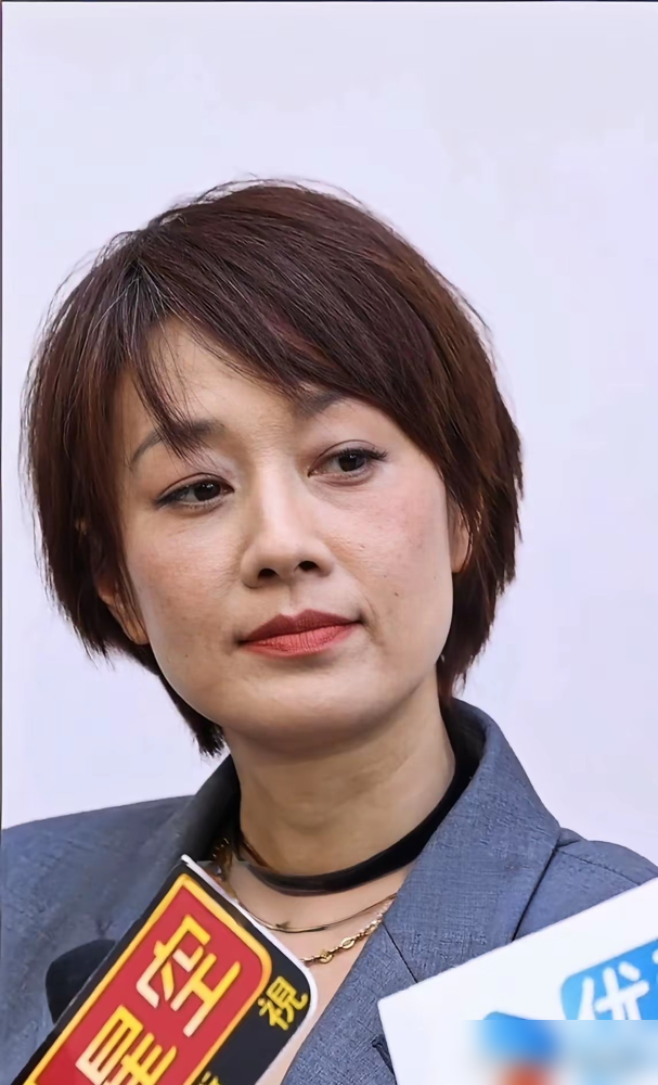 马伊琍那张生图你们看了吗，法令纹深得能夹住硬币，眼角纹路一条是一条。结果评论区全在夸她耐看，追着喊这