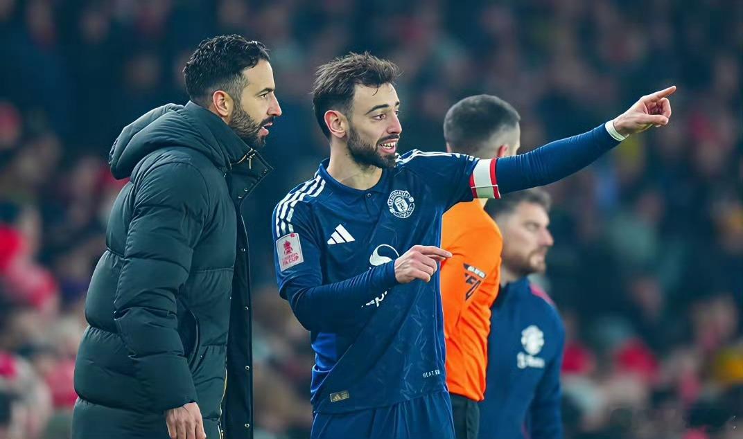 阿莫林刚从曼联下课，便收到了高薪邀约。这位葡萄牙教头于1月5日被曼联解雇。他执教