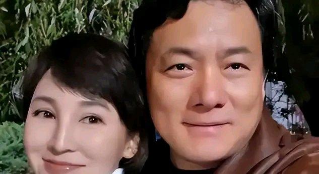 这剧情简直比电视剧还精彩！19岁富家女，放着优渥生活不要，翻窗私奔和导演裸婚，住