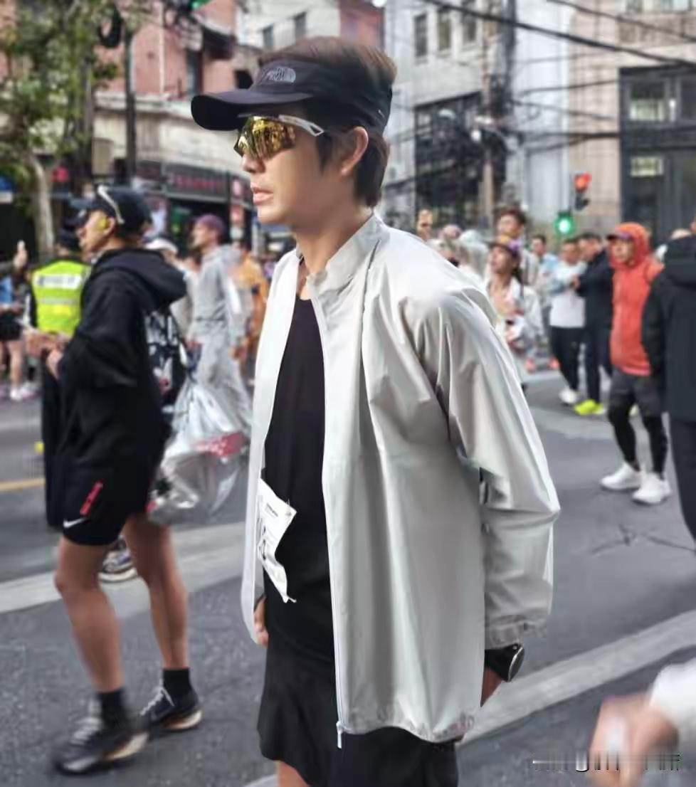 51岁，正是人生阅历和体力的黄金交汇点。然而，当大多数人选择在这个年龄段更多地享