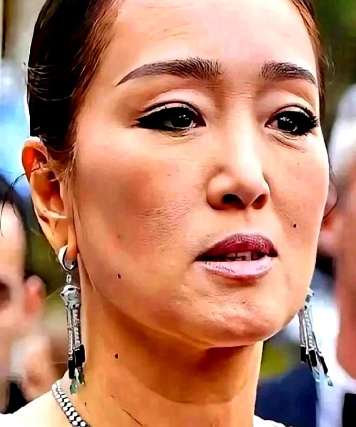 巩俐！我不理解：有人说她不漂亮！女人都是化妆起来好看点，不化妆人老了受不了都