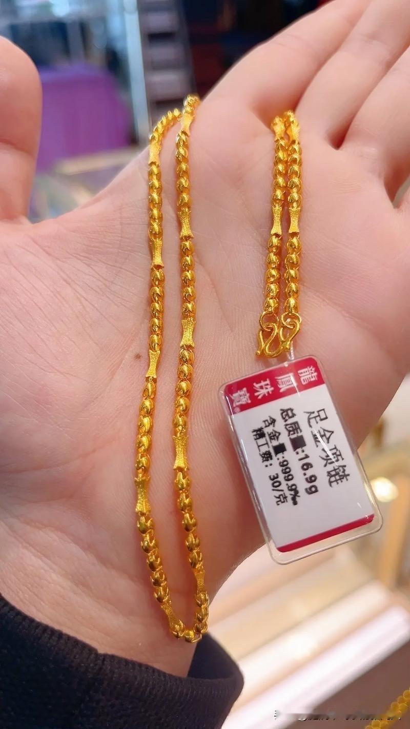 侄子要订婚了，女方说不要五金要三金，包个1万8的红包就可以了。我们都觉得这姑娘挺