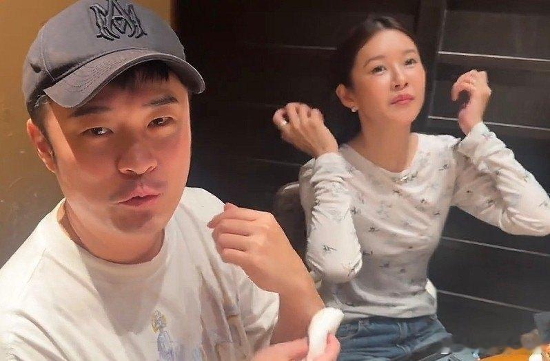 41岁张子萱跟陈赫上海聚餐，二孩妈比耶嘟嘴卖萌像少女，网友看完直问：在一起九年了咋还这么甜​