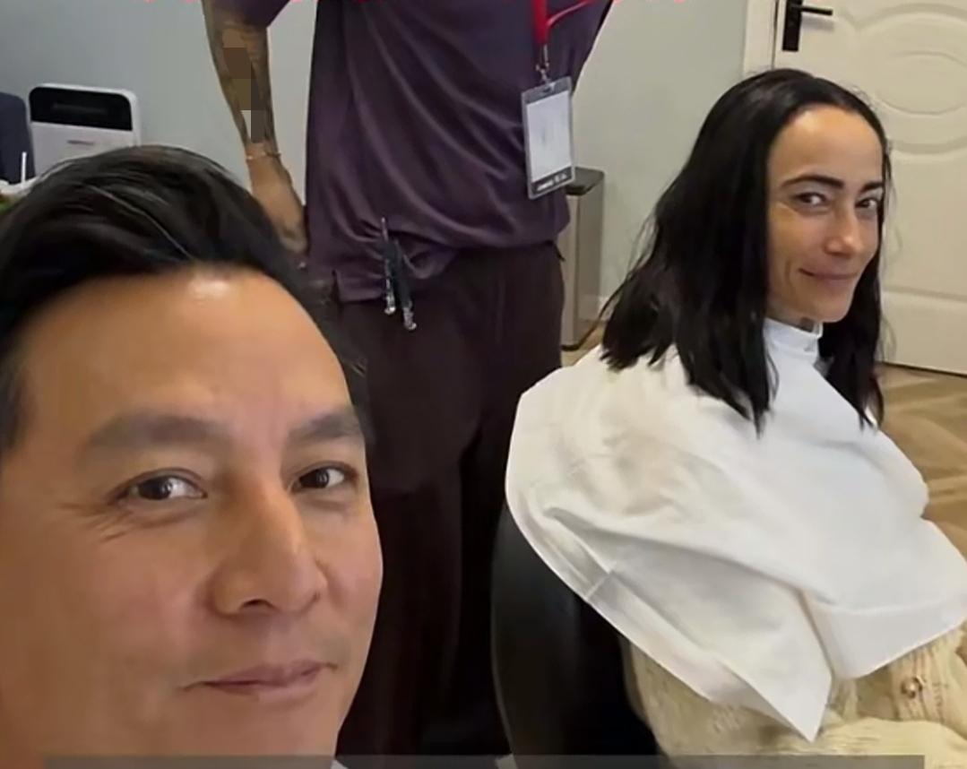 近日，看到吴彦祖晒出与妻子Lisa的工作合影，确实有如网友说的，还以为是“动力火