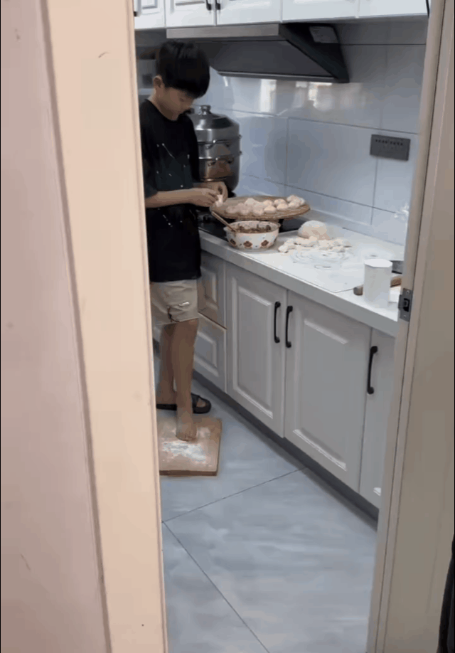 小伙子用脚包饺子，这饺子能吃的下去吗！